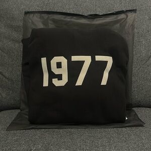 FEAR OF GOD ESSENTIALS 1977 PULLOVER HOODIE